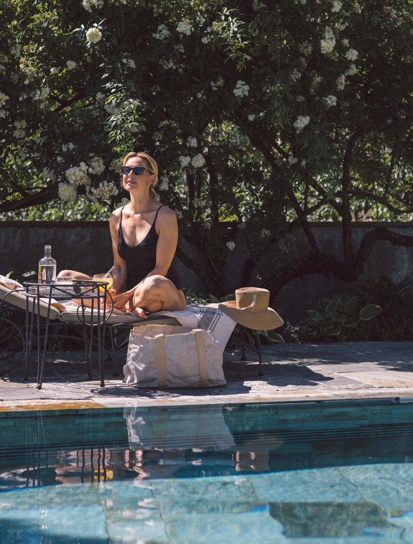 Frau im Garden Pool