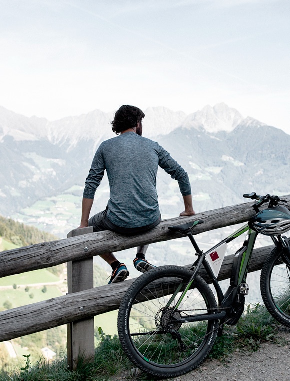 Mann legt Pause während der MTB tour ein